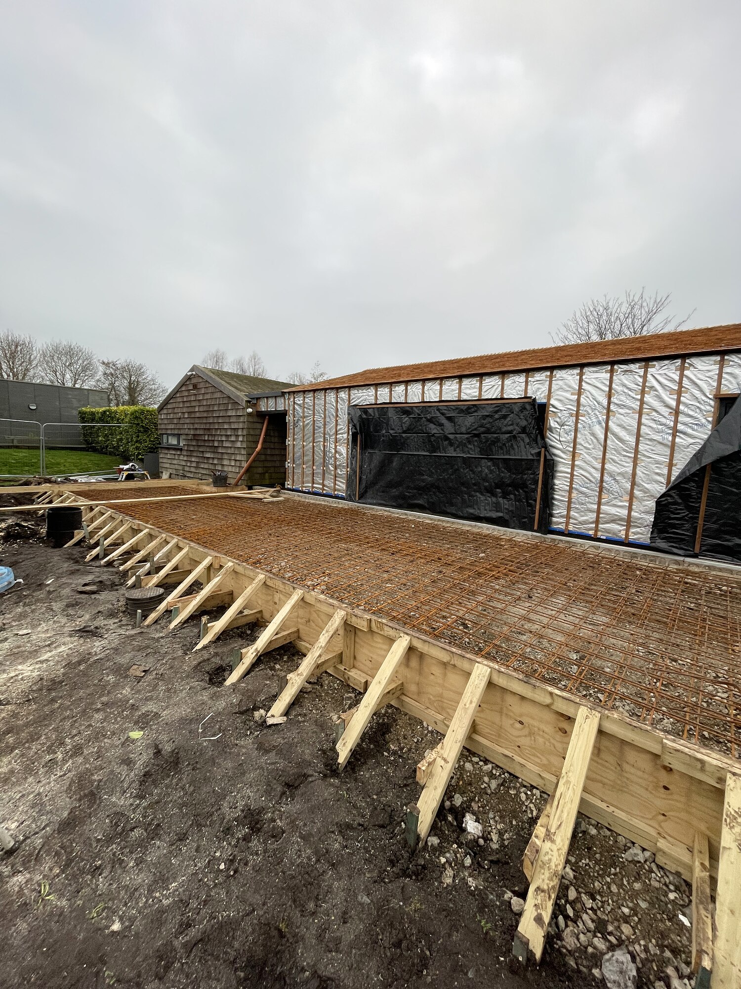Reinforced concrete slab and frame going up