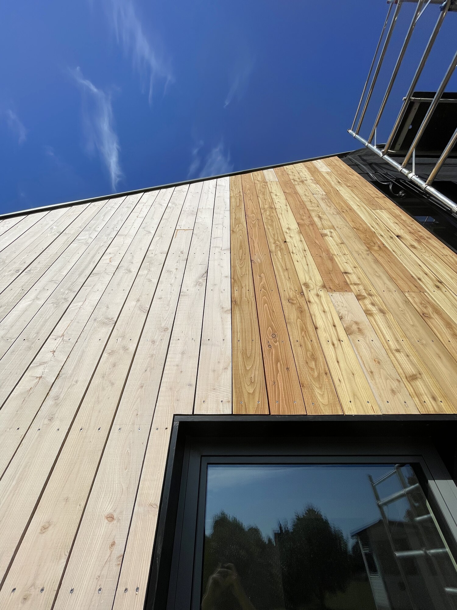 Standing seam metal roof meeting timber cladding, Fieldview